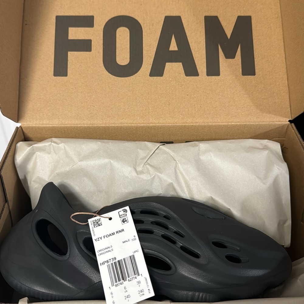 Onyx Yeezy Foamrunner BRAND NEW NEVER WORN IN BOX
